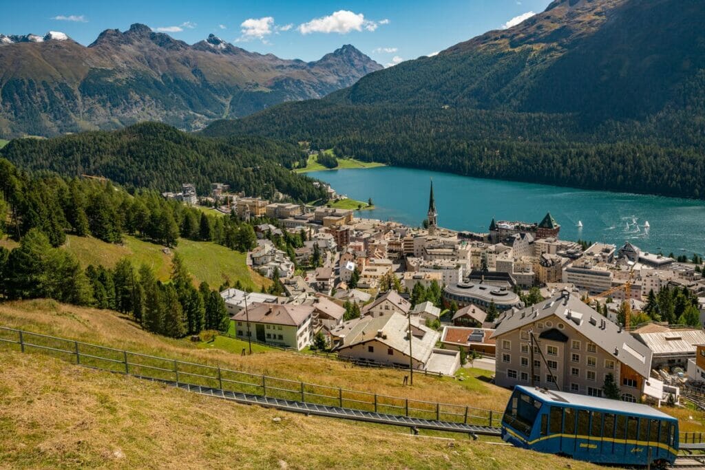 Blick auf St. Moritz mit See, Bergen und Zahnradbahn im Sommer.

View of St. Moritz with lake, mountains and cog railway in summer.

Copyright by: Switzerland Tourism - By-Line: swiss-image.ch/Jan Geerk